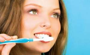 Чистить зубы после еды — вредно