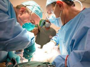 Почему врачи проводят операции в синей или зелёной форме